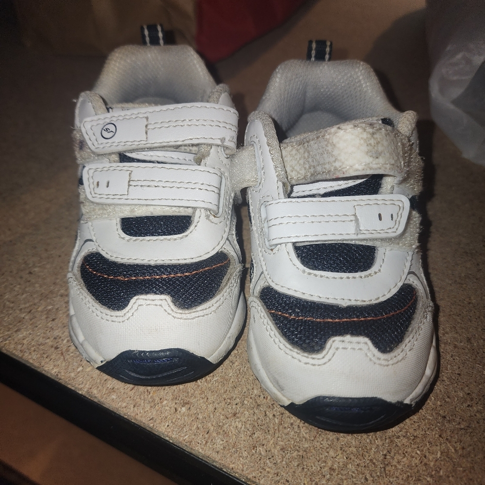 Sz 5M Stride Rite Carson Style White Leather and Navy Blue Velcro Sneakers